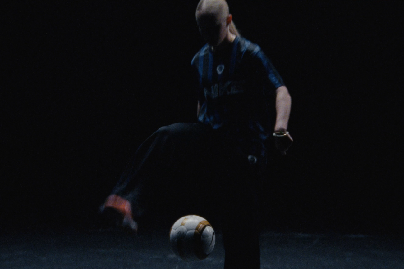 female player wearing the Nike T90 at the Nike Elite Summit